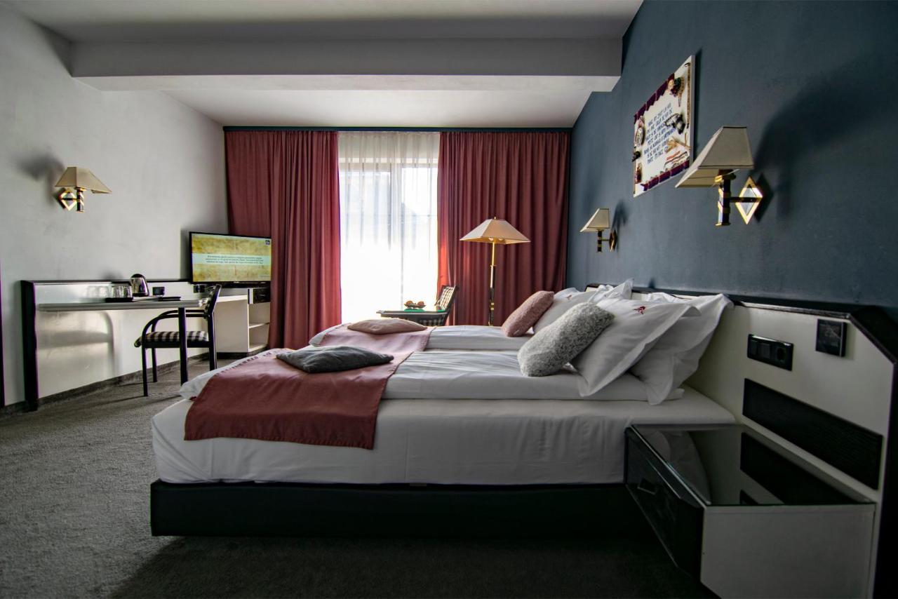 La Conacul Vesel Hotel Sapinta Luaran gambar