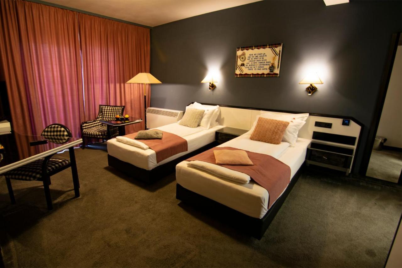La Conacul Vesel Hotel Sapinta Luaran gambar