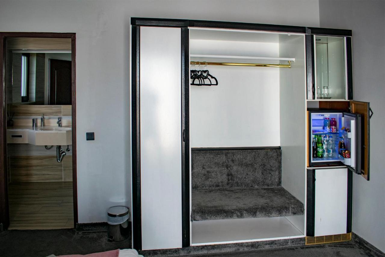 La Conacul Vesel Hotel Sapinta Luaran gambar