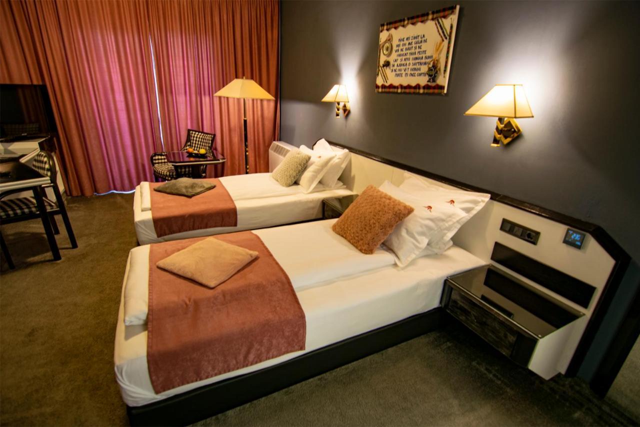La Conacul Vesel Hotel Sapinta Luaran gambar