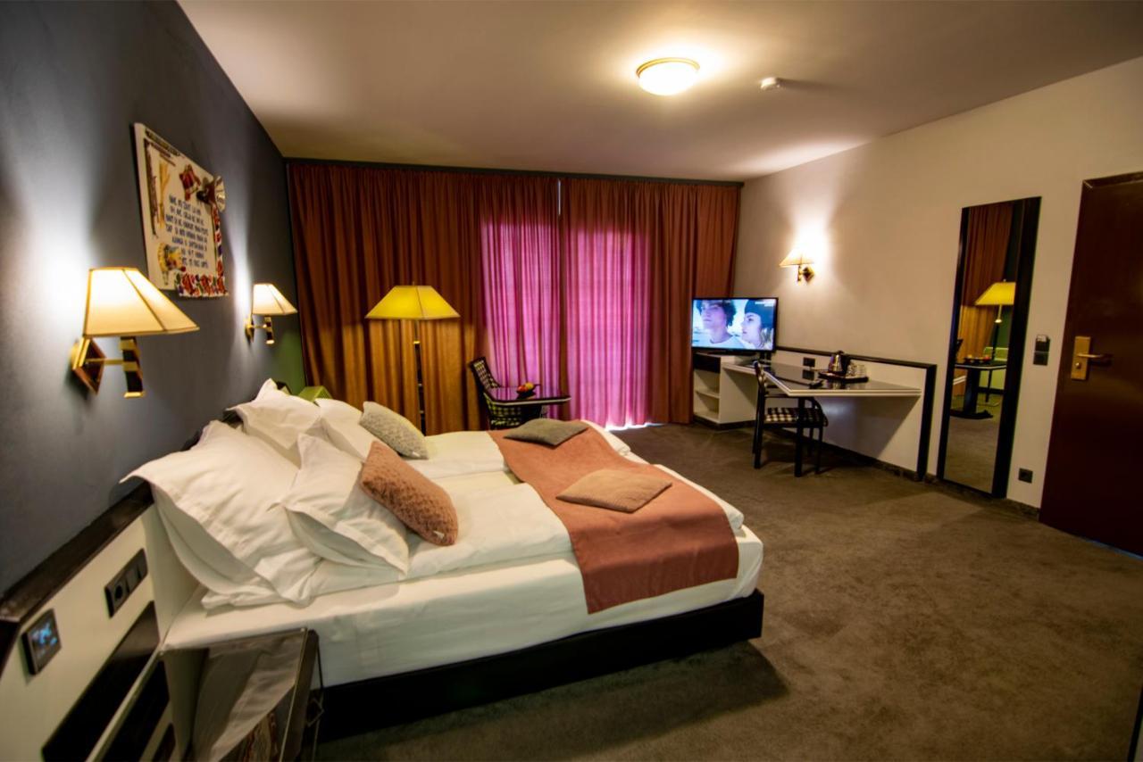 La Conacul Vesel Hotel Sapinta Luaran gambar