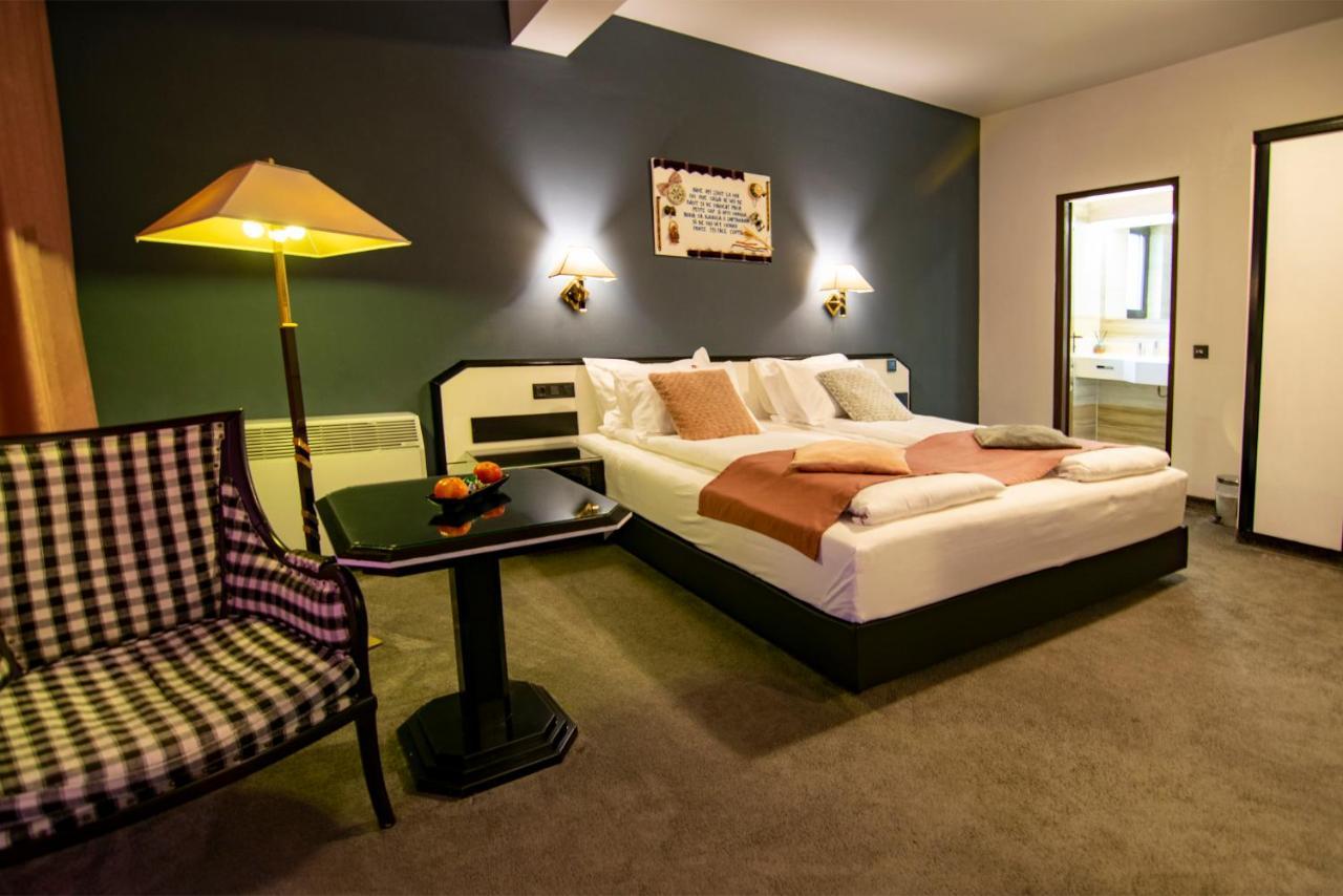 La Conacul Vesel Hotel Sapinta Luaran gambar