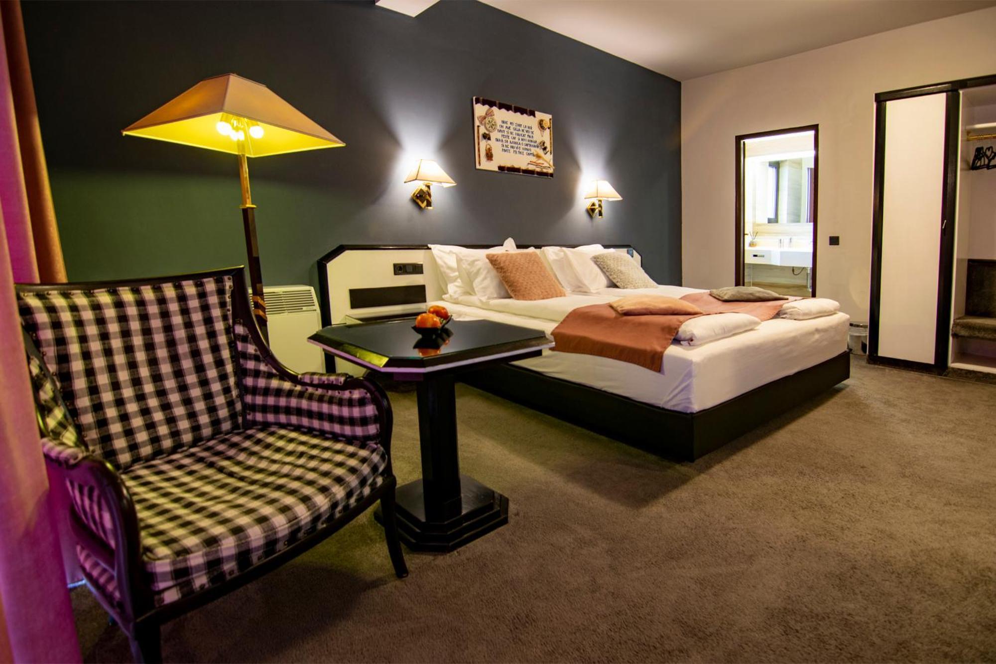 La Conacul Vesel Hotel Sapinta Luaran gambar