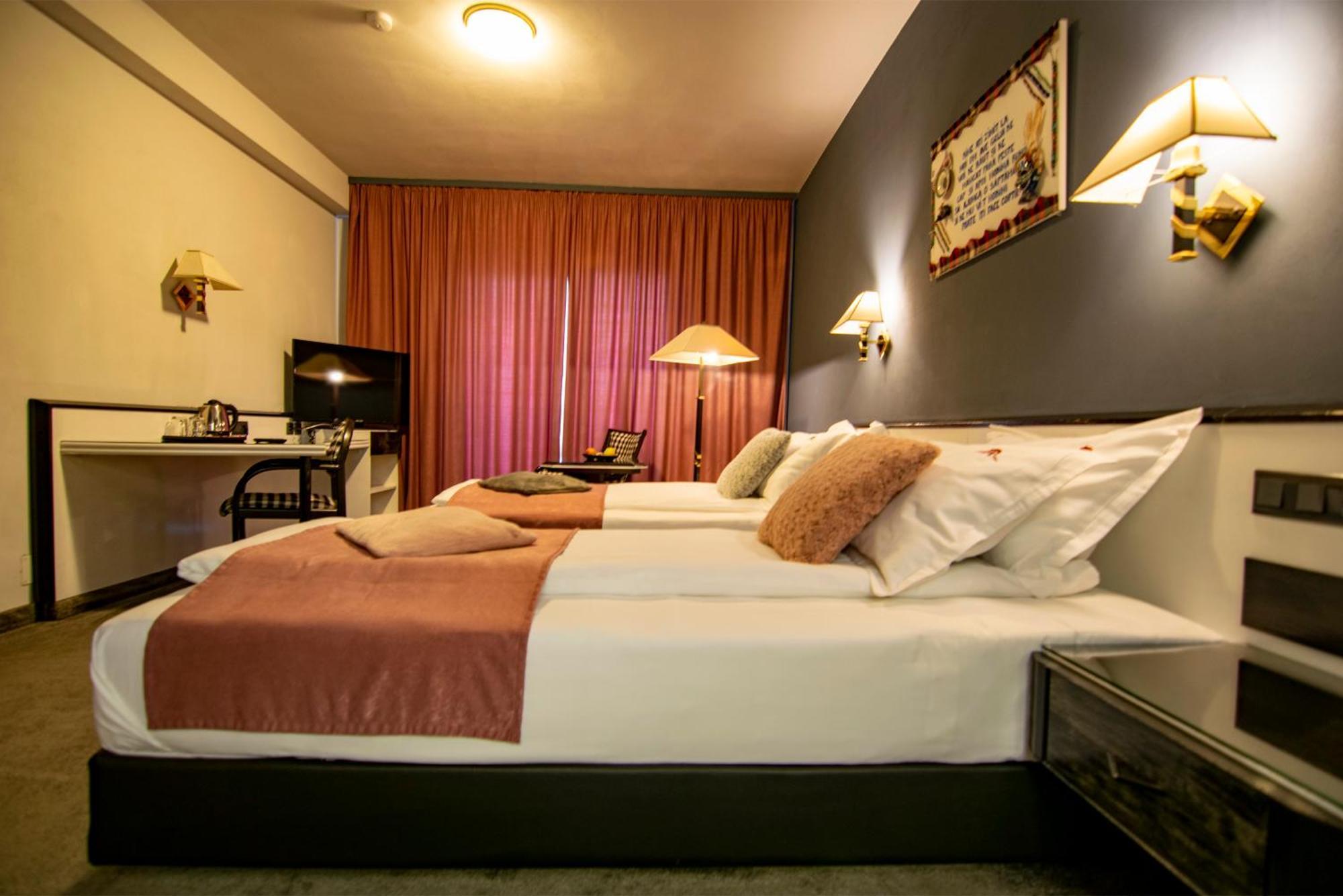 La Conacul Vesel Hotel Sapinta Luaran gambar